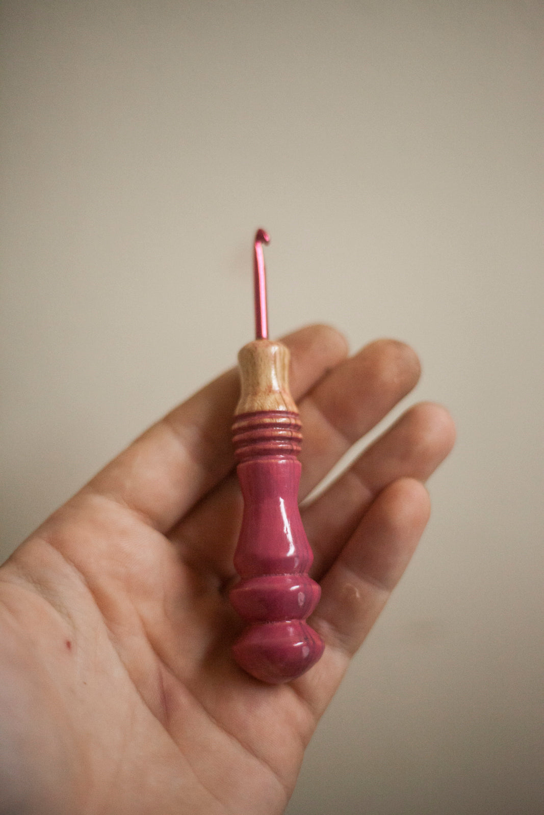 Crochet Hook : Turned Handle Beech Hook Pink size 3.75