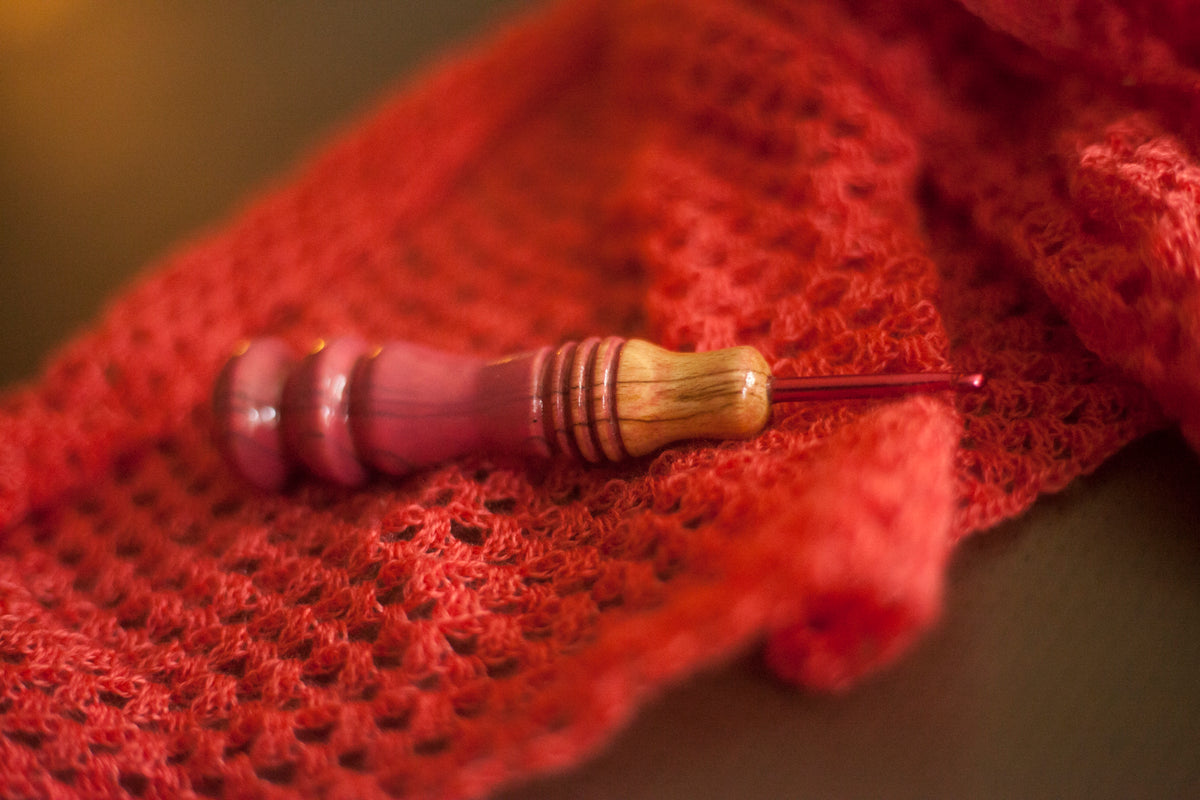 Crochet Hook : Turned Handle Beech Hook Pink size 3.75