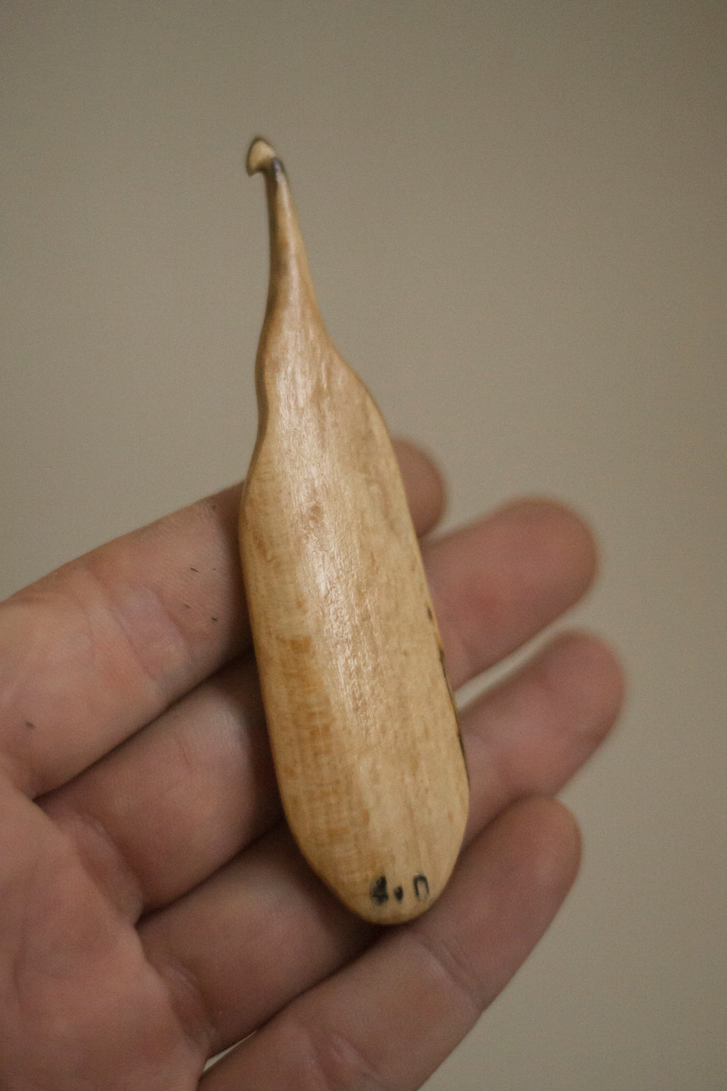 Crochet Hook : Hand Carved Beech Hook size 4mm